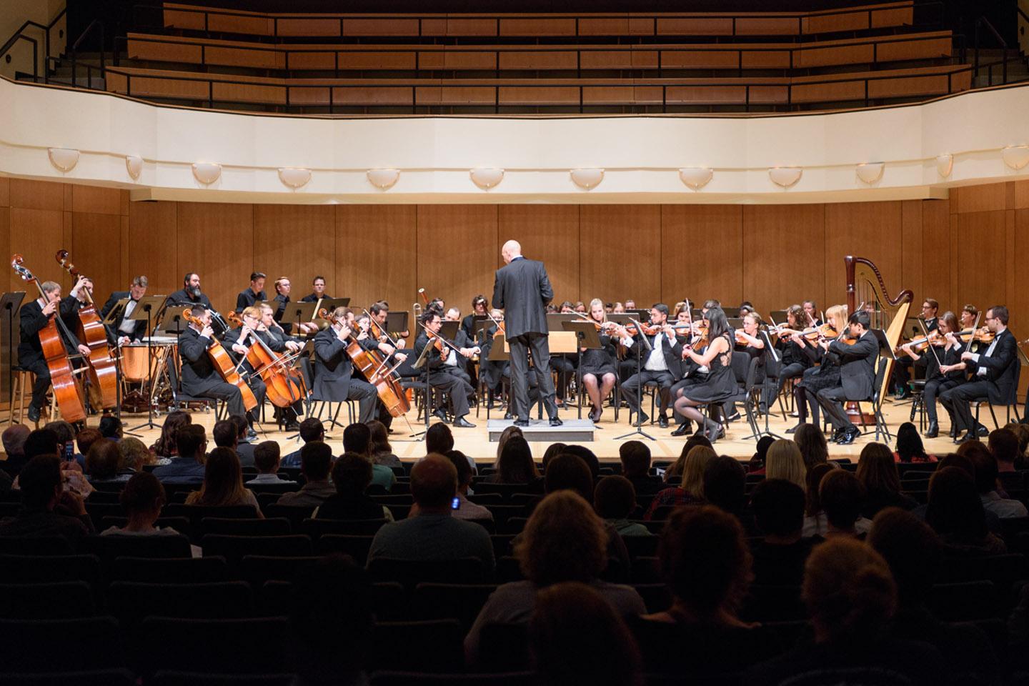 密歇根州立大学丹佛 Symphony 管弦乐队 performing a concert in the King Center Concert Hall