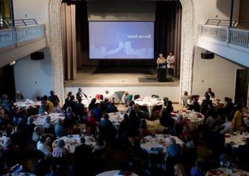 2022年奖学金庆典在蒂沃利音乐厅内举行，人们围坐在桌子旁